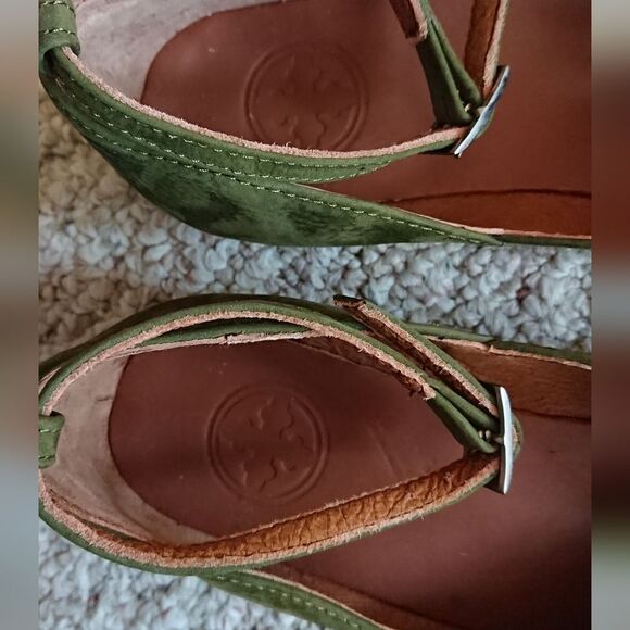 Charleston Shoe Co Suede Ballet ankle closure Flat in green Size 8 - Picture 6 of 12